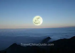 Appreciating Full Moon on the Yellow Mountain