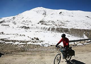 Cycler in the Mt. Qomolangma