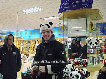 Foreign Visitors Buy Souvenirs in Guilin