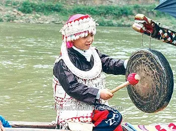 Strike the Gong to Guide the Paddlers