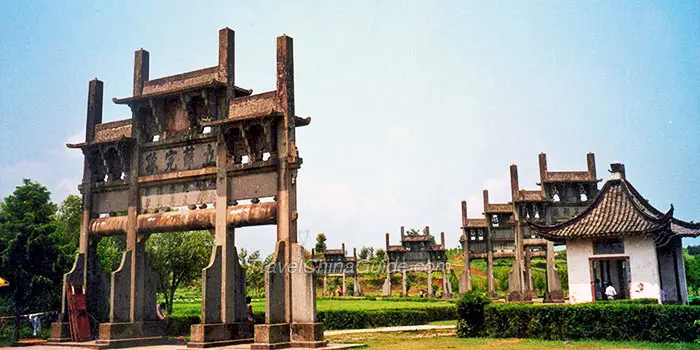 Tangyue Memorial Archways