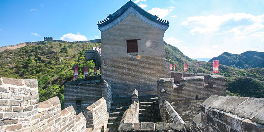 Climb the Jinshanling Great Wall