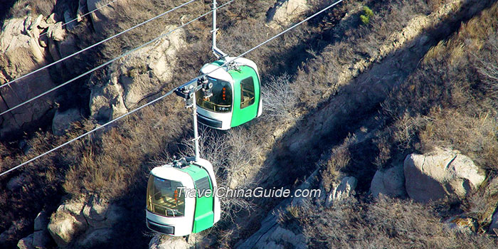 Take a cable car to the summit of Badaling Great Wall