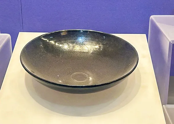Black-Glazed Bowl with Oil Drops Design