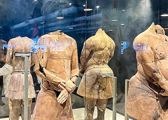 Acrobatics Figures in Pit K9901