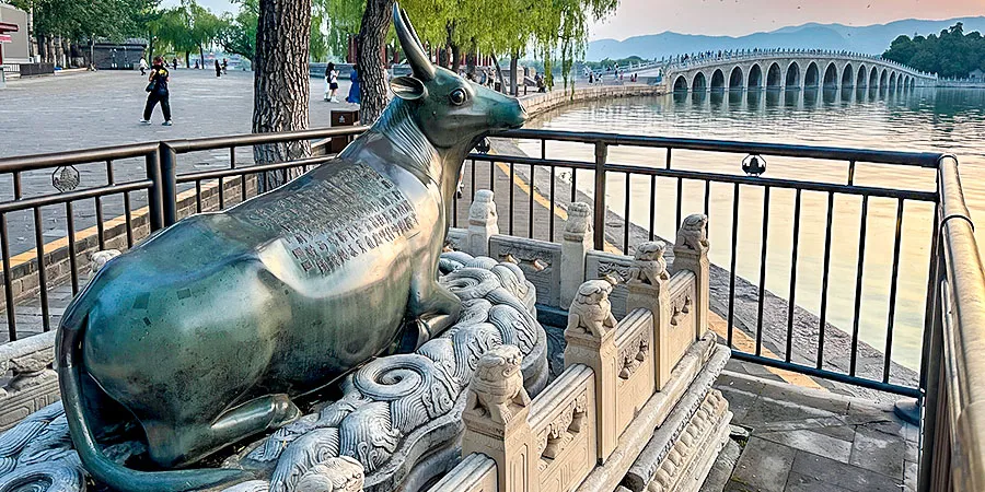 Bronze Ox & Seventeen-Arch Bridge