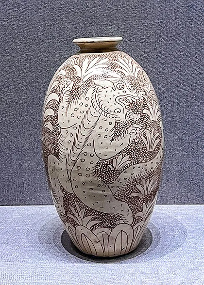White Tiger Pattern Vase