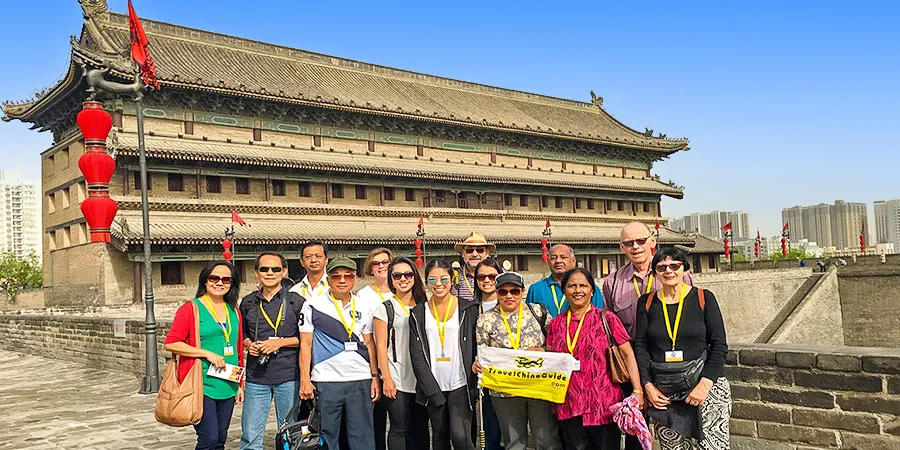 Tourists in front of Arrow-Shooting Tower