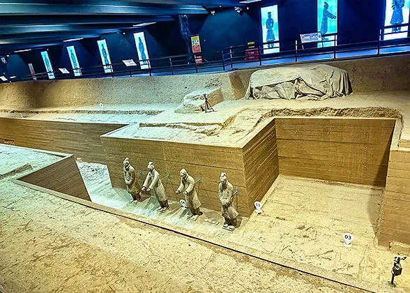 Civil Official Figures in Pit K0006