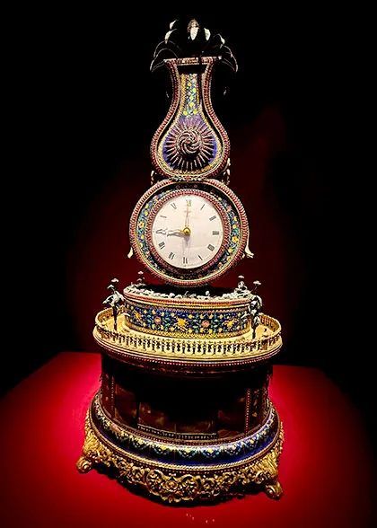 Gourd Clock with an Auto-open Door