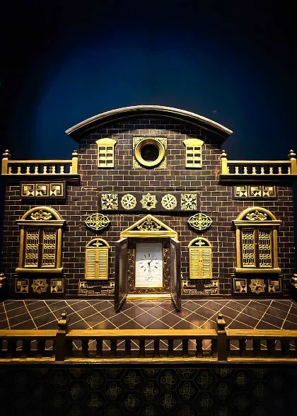 Gold-painted Mansion Clock