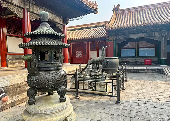 Censers in Front of the Earthly Honor Palace