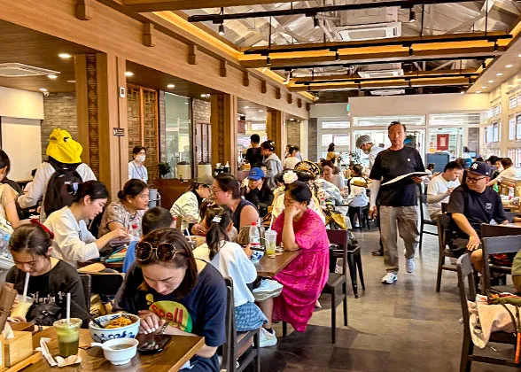 Peak Time at an Inner Restaurant