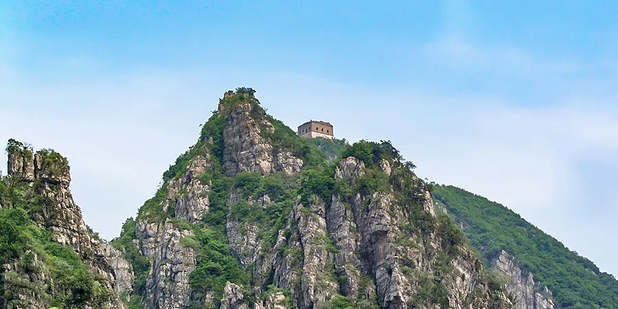 The Great Wall in the Dangerous Mountains