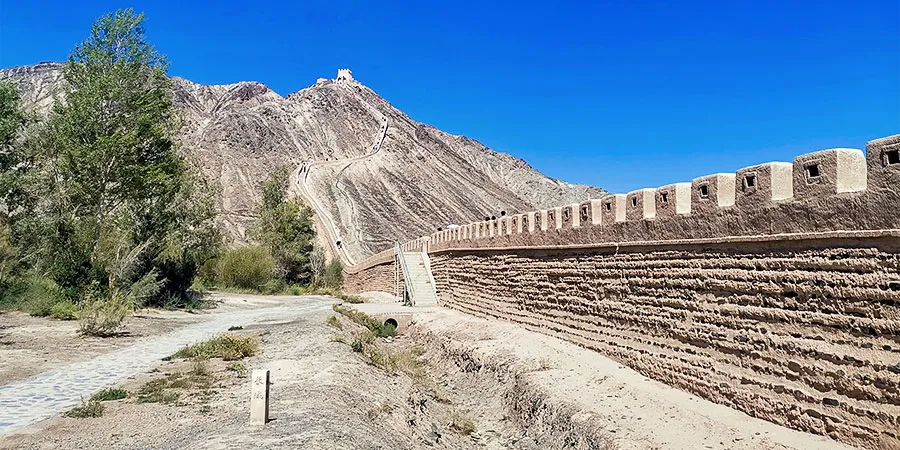 Overhanging Great Wall, Gansu