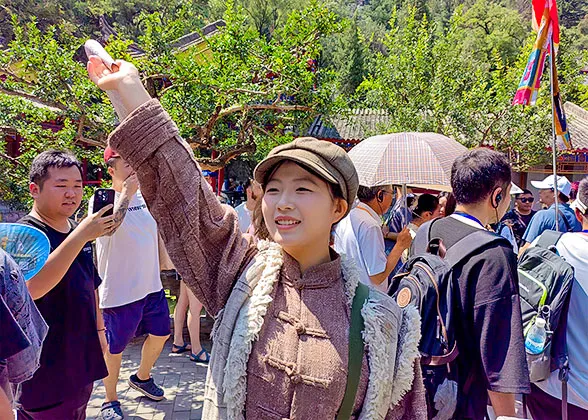 Newsgirl in Huanyuan Garden