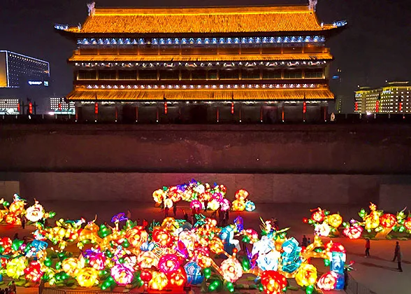 Appreciate Lantern Show in the Evening