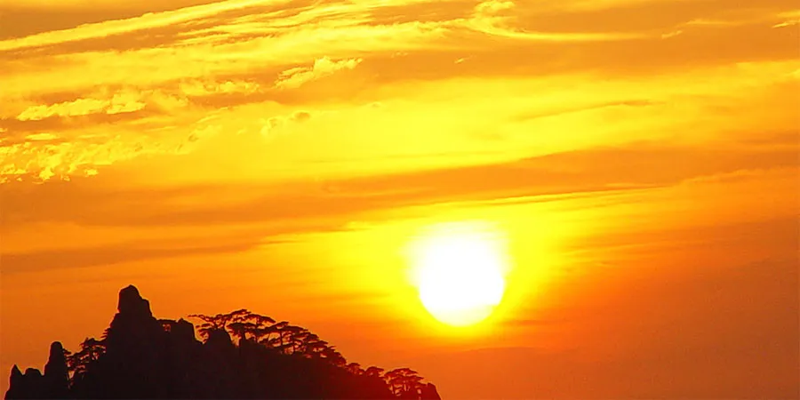Stunning Sunrise above Mt. Huangshan in June