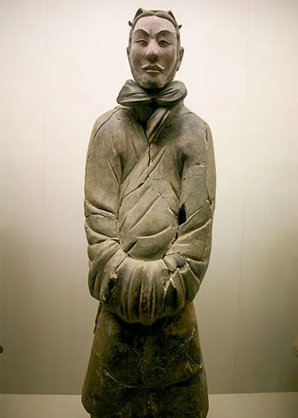Sleeve-clasping Figure