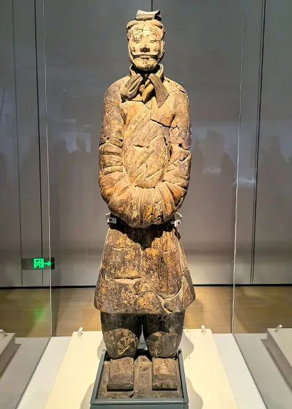 Sleeve-clasping Figure