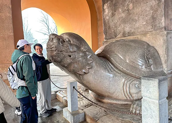 The stone tablet with a tortoise base at Shengong Shengde Stele Pavilion 