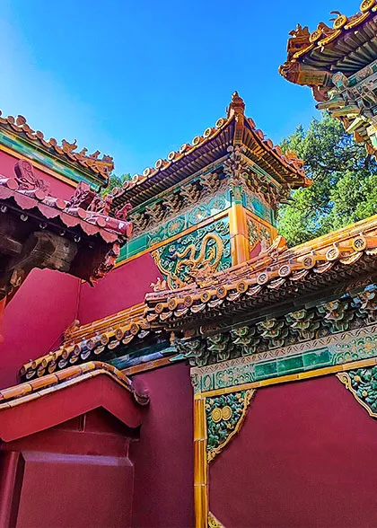 A Screen Wall Corner Seen from Outside