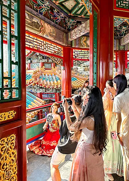 Visitors in Through the Wonderland