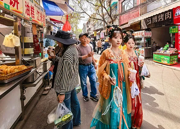 Tourists Wearing Traditional Han Chinese Clothing