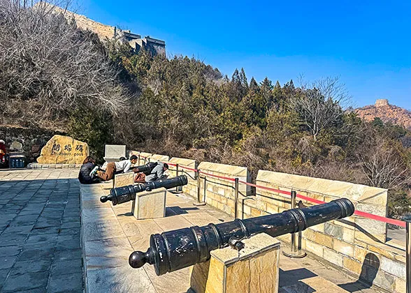 Weapons used to repel enemies on the Great Wall