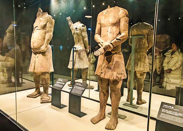 Acrobatic Figures in Pit K9901