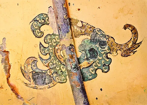 Colored Patterns on the Inner Side