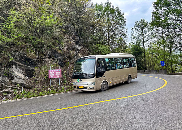 Eco-bus to Yangjiajie from Tianzi Mountain