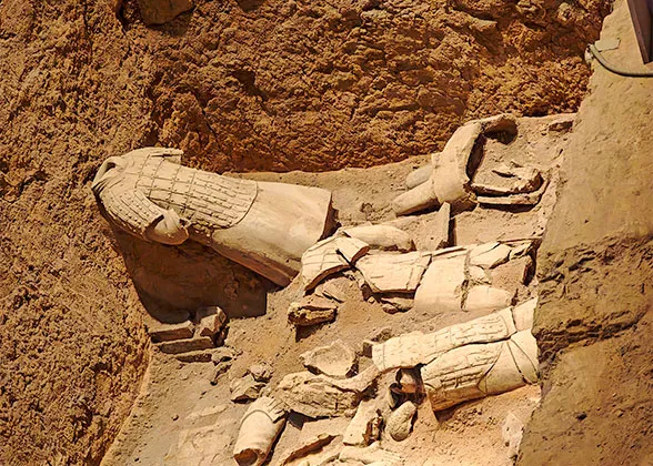 Fragments of Figures in Pit 3