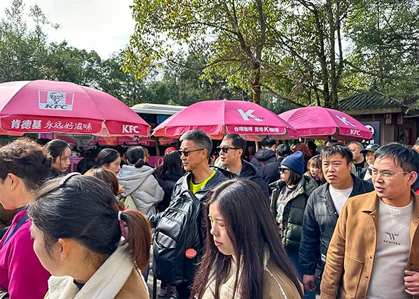 Queue up for Eco-bus in Zhangjiajie National Forest Park
