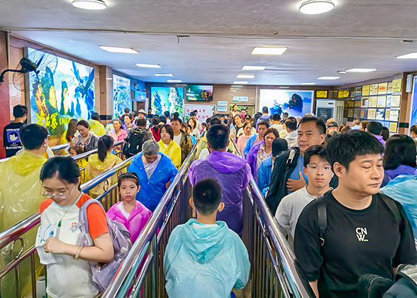 Long Queue on Rainy Day