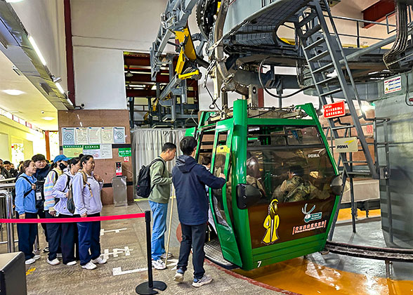Jump on Cable Car of Huangshi Village