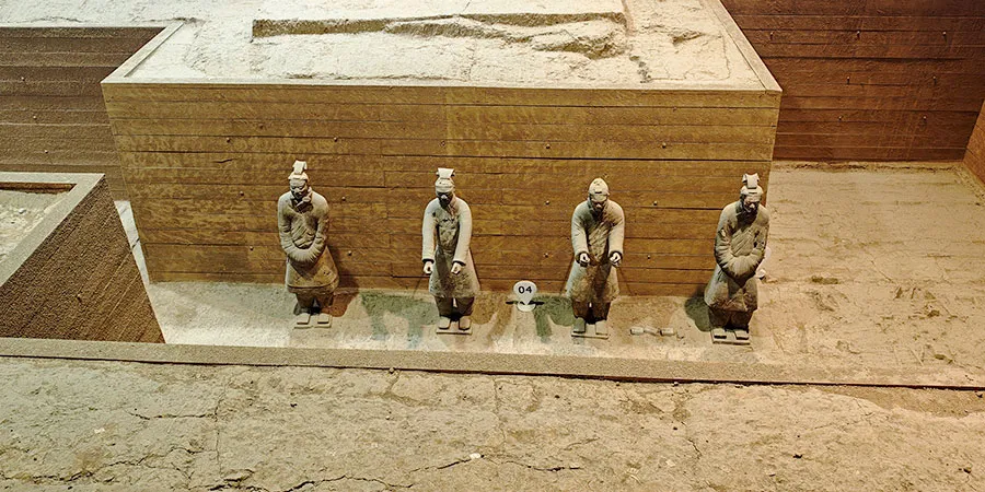 Civil Official Figures in Pit K0006