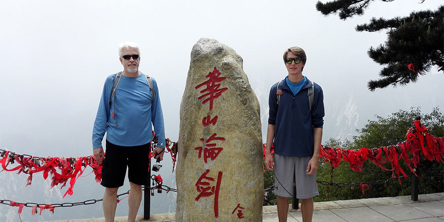 Reach Mount Huashan Peak in Thick Fog