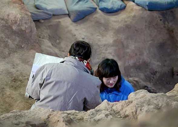 Conservators Recording the On-site Information