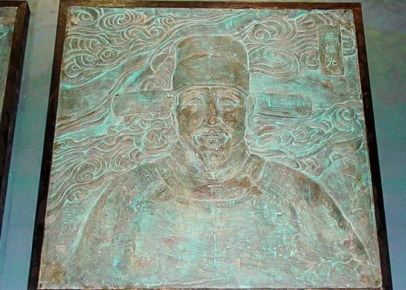 Qi Jiguang statue