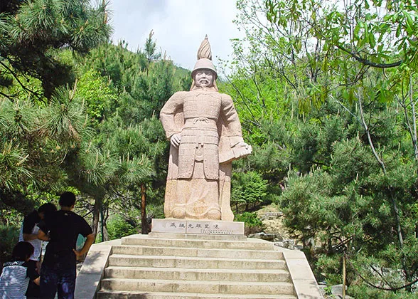Qi Jiguang statue