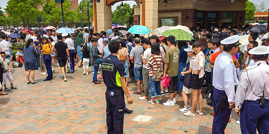 Long Queue in Shanghai Disney