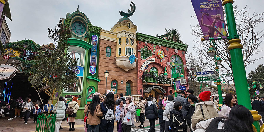 Shanghai Disney Park in Peak Season