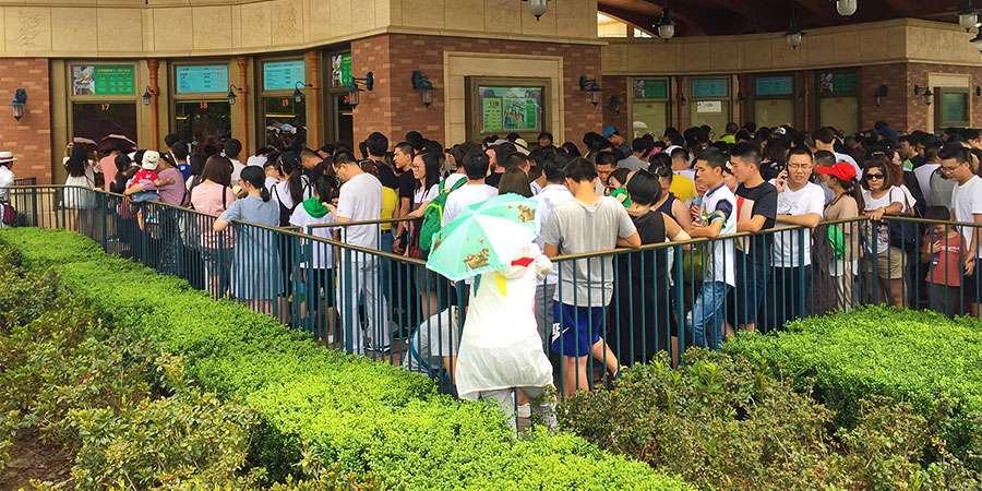 Shanghai Disneyland Crowds in Peak Season