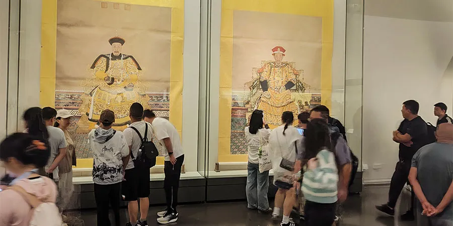 Portraits of Emperors Qianlong & Kangxi