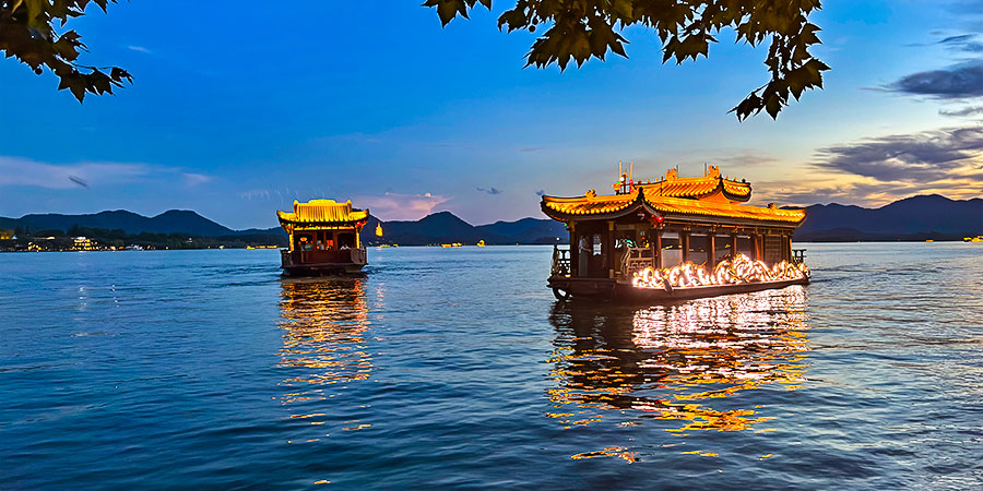 Night Sightseeing in Wuhan East Lake