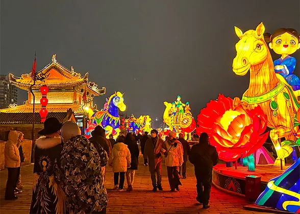 Admire Lanterns on Xi'an City Wall