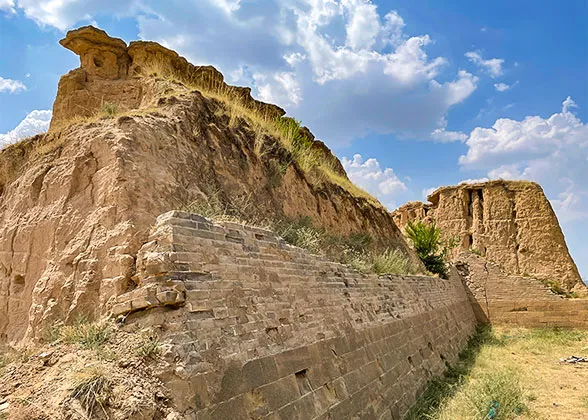 Yellow rammed earth inside the wall