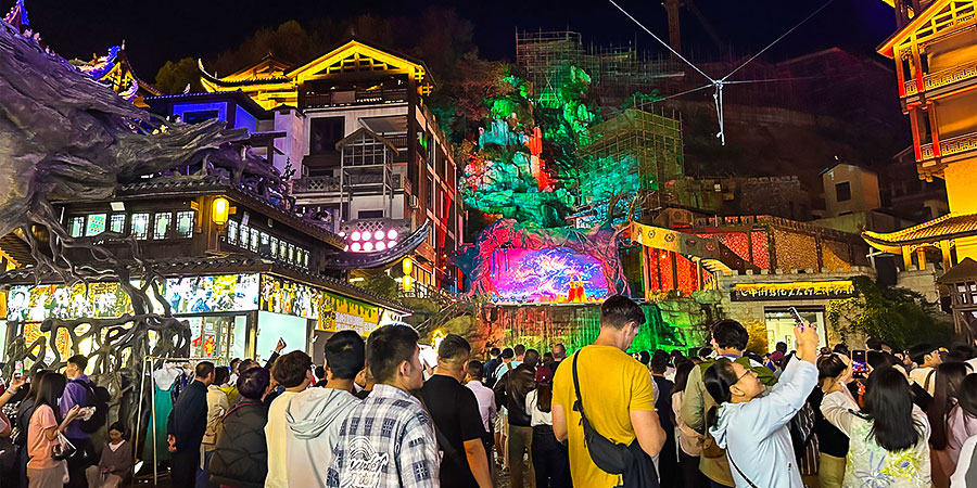 Watch Performance of Real Landscape in Zhangjiajie