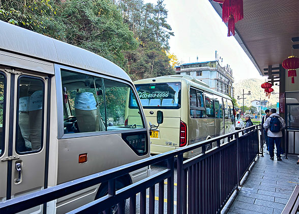 Eco-bus at Baofeng Lake Scenic Area Eco-bus at Baofeng Lake Scenic Area
